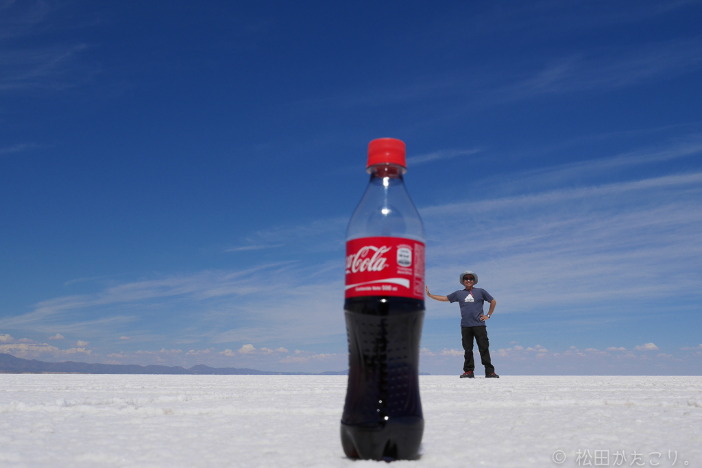 ウユニ塩湖でトリック写真